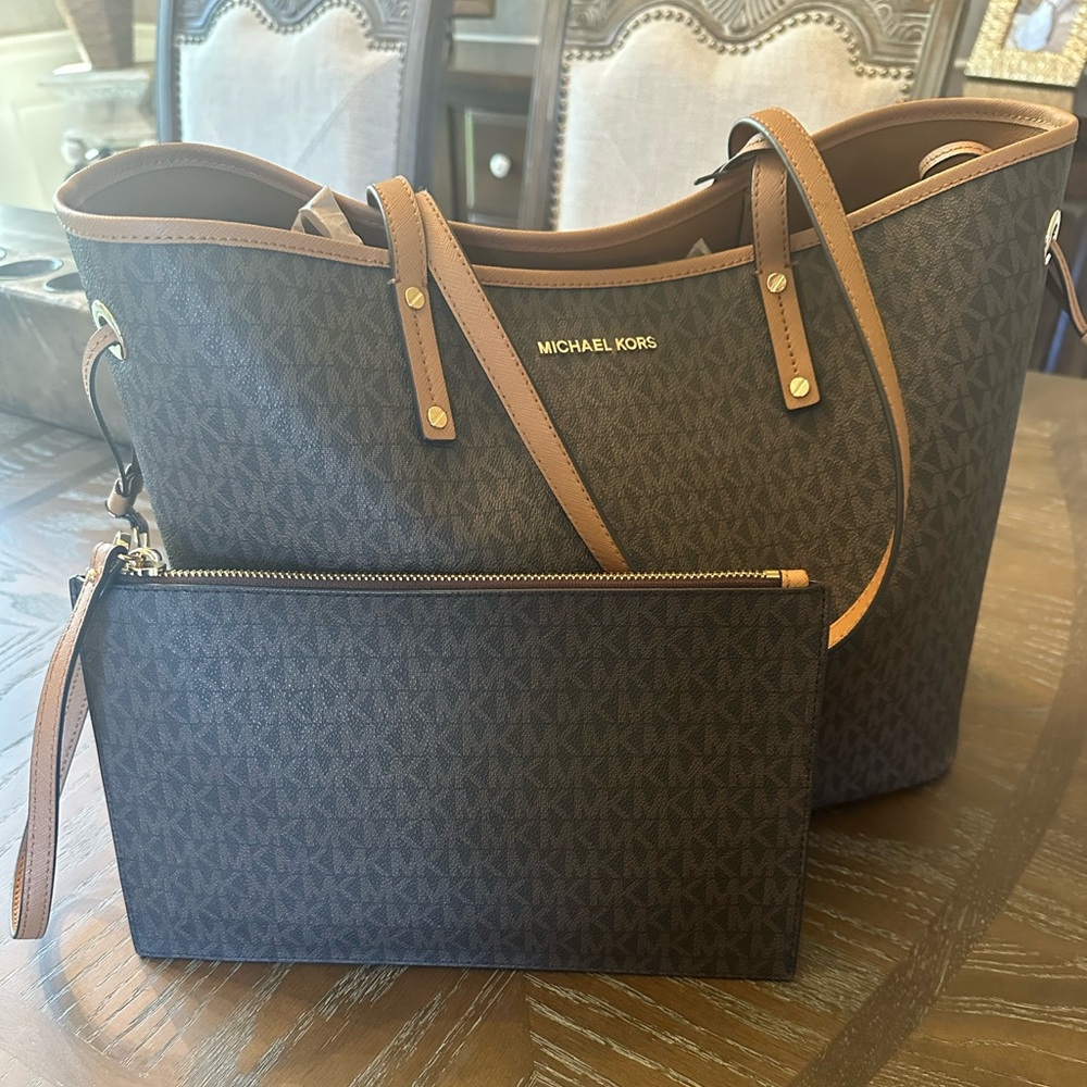 Michael Kors Jet Set Drawstring Tote. New!
W: 17 in.
H: 11.5 in.
D: 6.25 in.